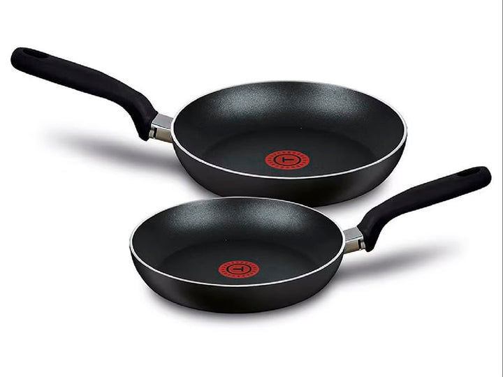 Batería de cocina T-FAL de 11 piezas en color negro con tapas de vidrio y mangos negros.