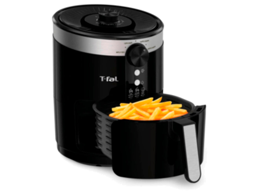 Freidora de aire T-Fal color negro con detalles cromados y canasta con papas fritas.