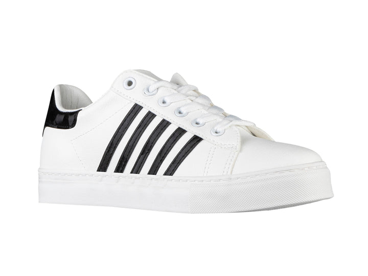 Tenis K-Swiss blancos para mujer con rayas negras diagonales en el lateral y suela blanca.