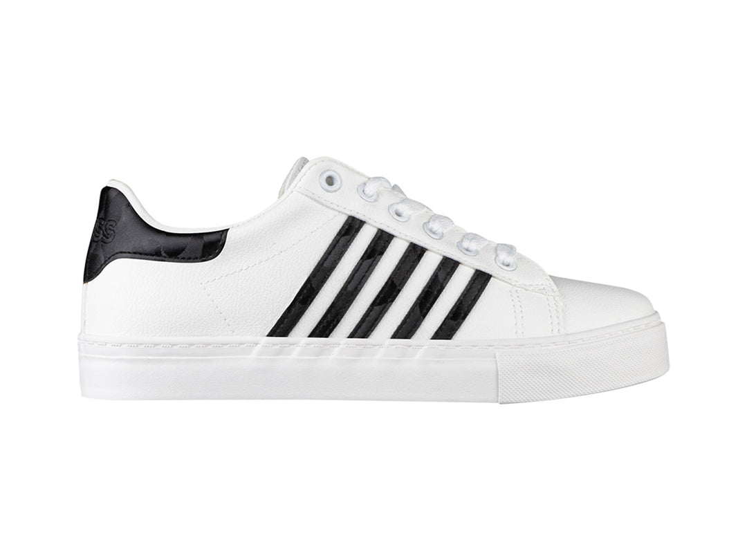 Tenis K-Swiss blancos para mujer con rayas negras diagonales en el lateral y suela blanca.