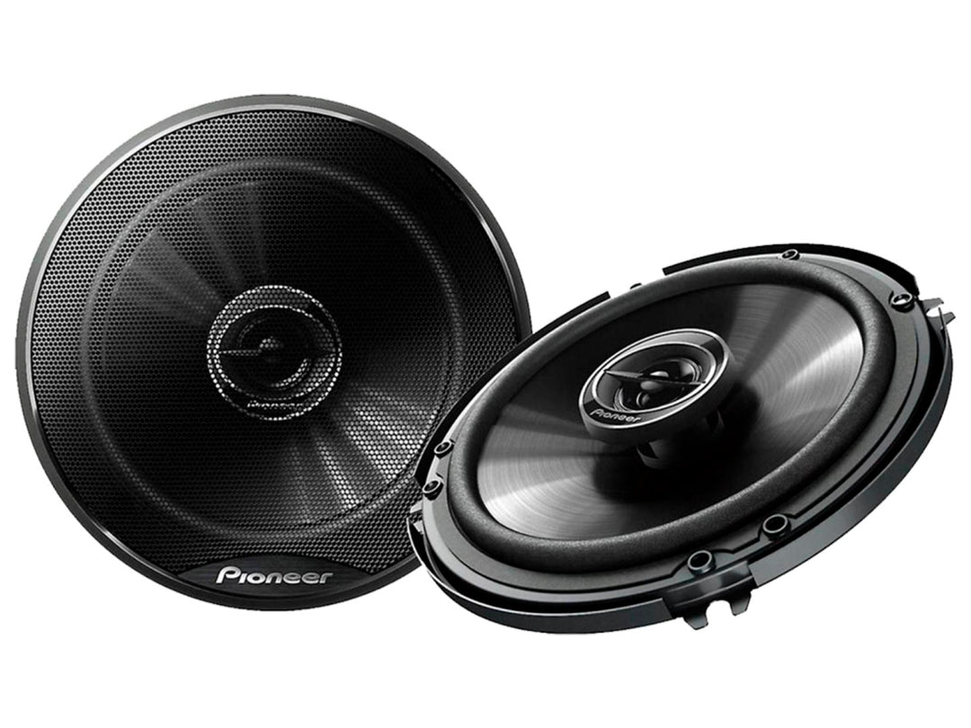 Par de bocinas Pioneer TS-G65 negras, una con rejilla protectora y otra sin ella.