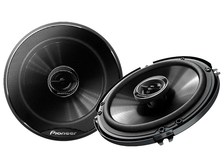 Par de bocinas Pioneer TS-G65 negras, una con rejilla protectora y otra sin ella.