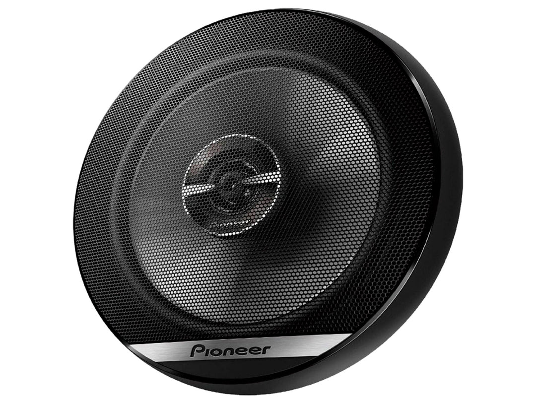 Par de bocinas Pioneer TS-G65 negras, una con rejilla protectora y otra sin ella.