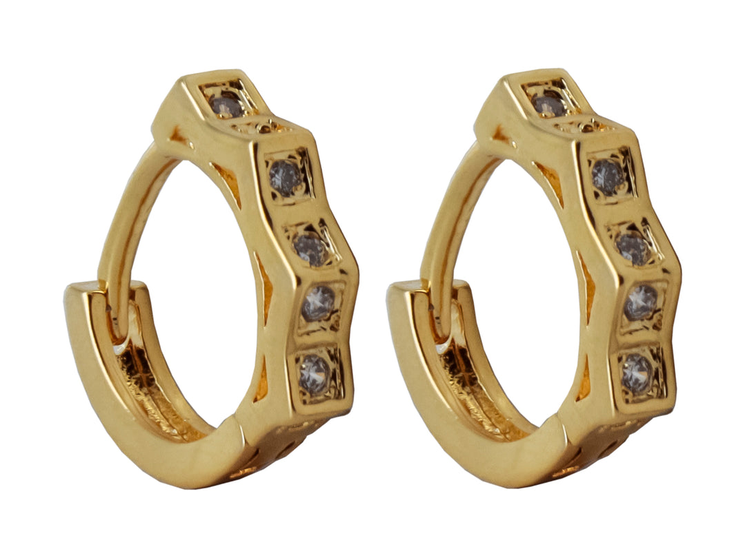 Par de aretes tipo huggies en color dorado con incrustaciones de piedras brillantes blancas.
