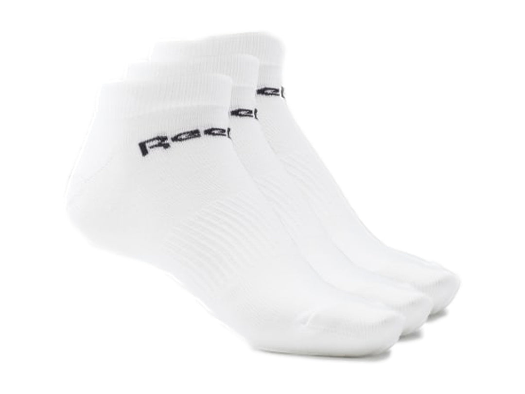 Paquete de tres calcetines blancos cortos de la marca Reebok con logotipo negro.