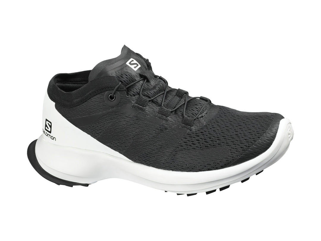 Tenis deportivos Salomon color negro con suela blanca y tejido transpirable.