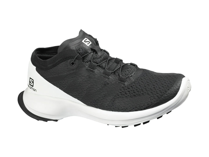Tenis deportivos Salomon color negro con suela blanca y tejido transpirable.