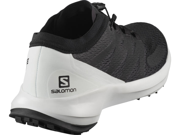 Tenis deportivos Salomon color negro con suela blanca y tejido transpirable.