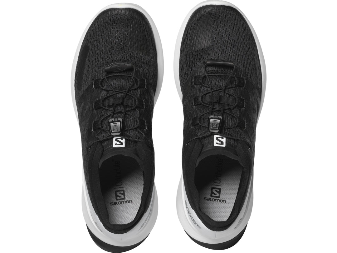 Tenis deportivos Salomon color negro con suela blanca y tejido transpirable.
