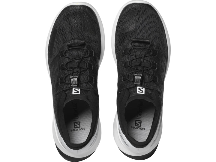 Tenis deportivos Salomon color negro con suela blanca y tejido transpirable.