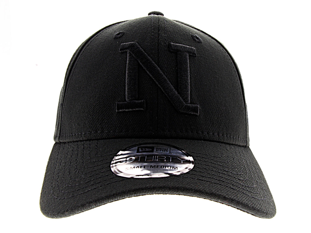 Gorra de béisbol New Era color negro con letra N bordada en el frente y visera curva.