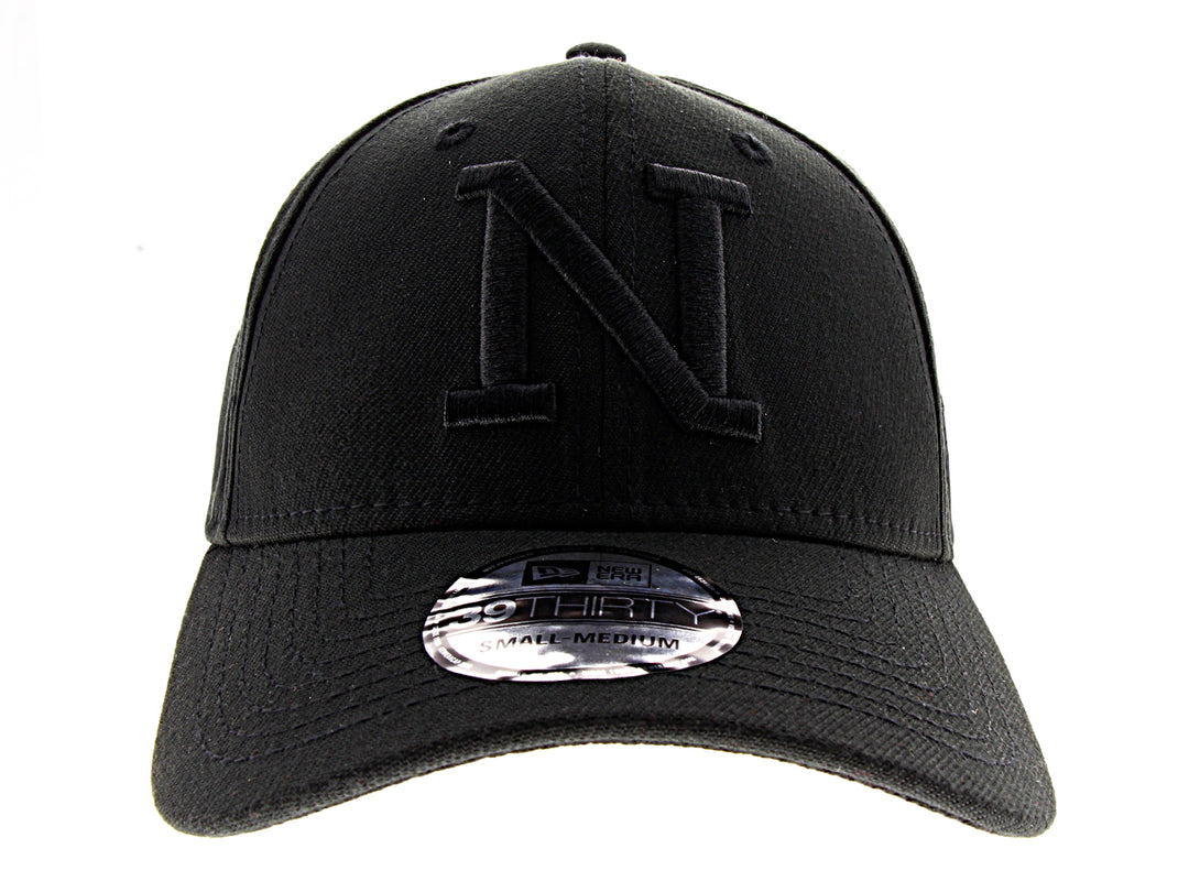 Gorra de béisbol New Era color negro con letra N bordada en el frente y visera curva.