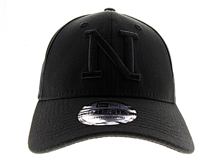 Gorra de béisbol New Era color negro con letra N bordada en el frente y visera curva.
