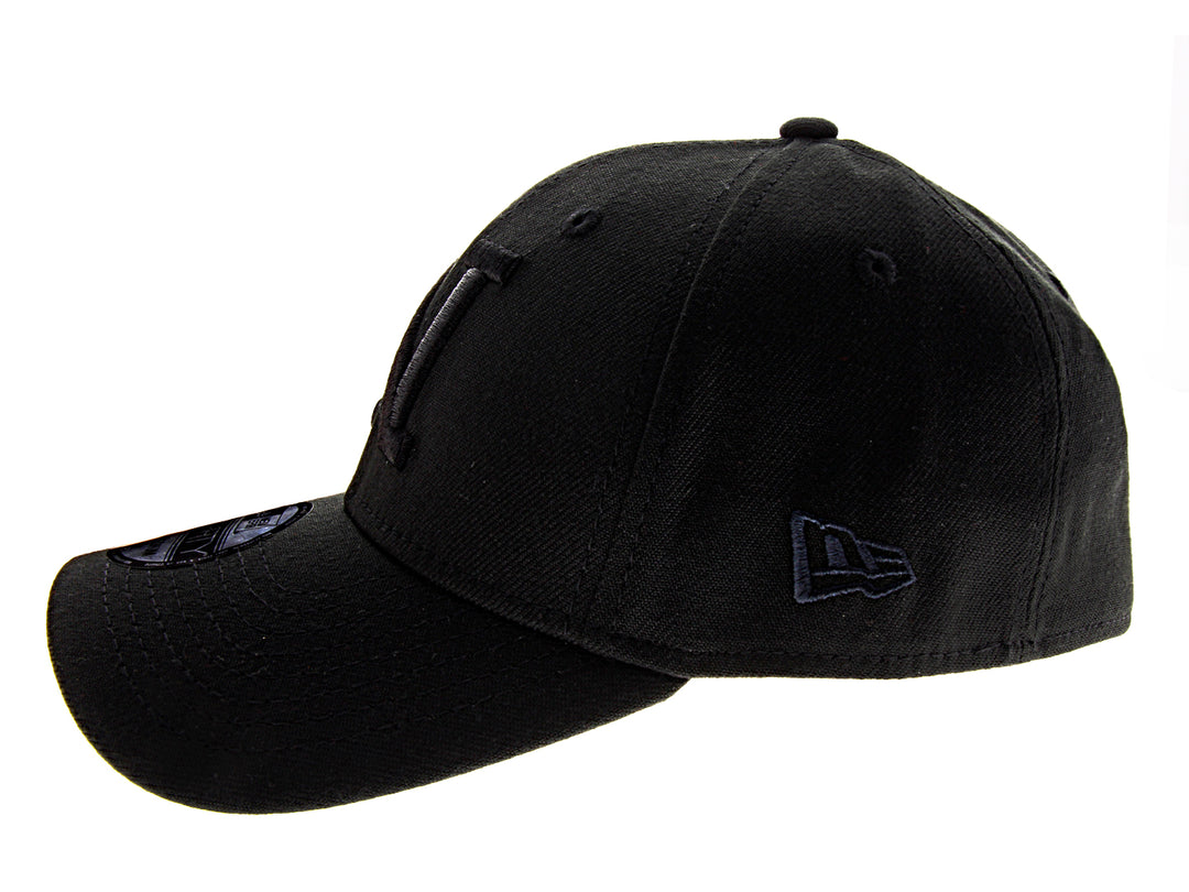 Gorra de béisbol New Era color negro con letra N bordada en el frente y visera curva.