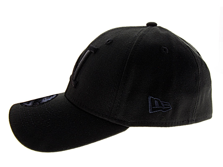 Gorra de béisbol New Era color negro con letra N bordada en el frente y visera curva.