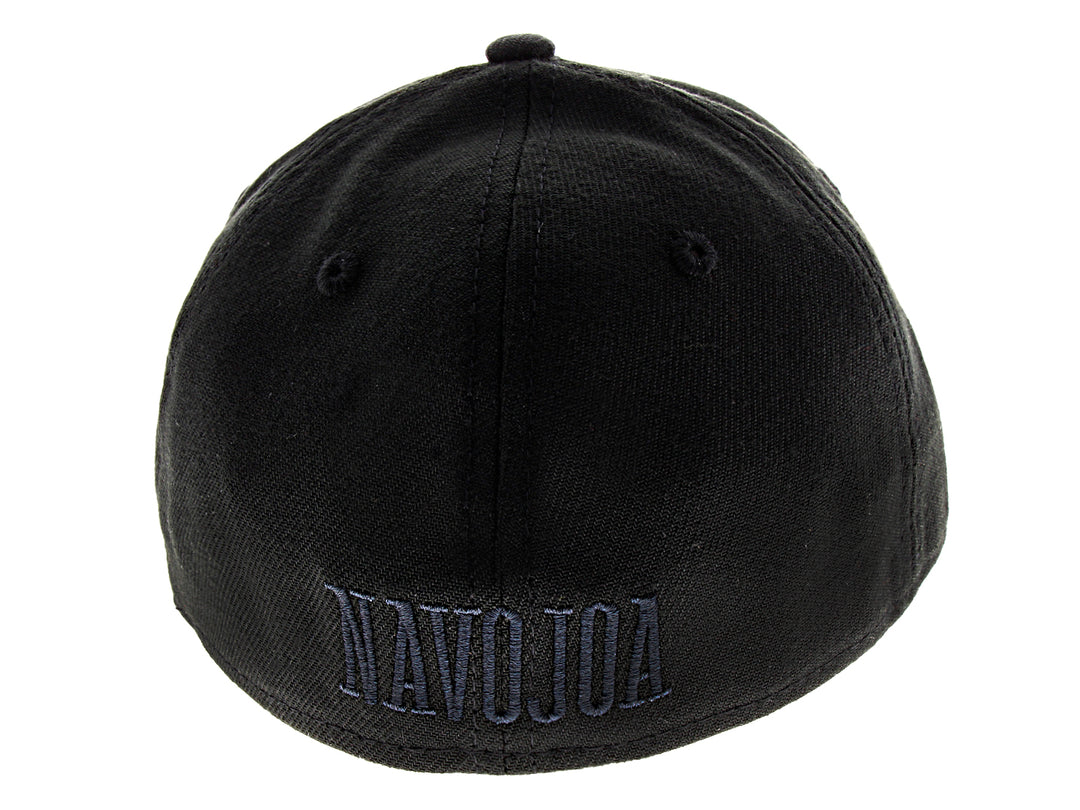 Gorra de béisbol New Era color negro con letra N bordada en el frente y visera curva.