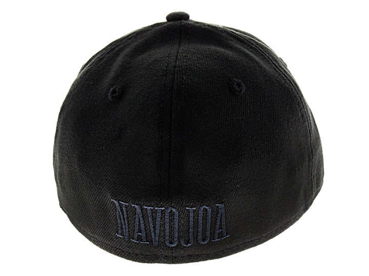 Gorra de béisbol New Era color negro con letra N bordada en el frente y visera curva.