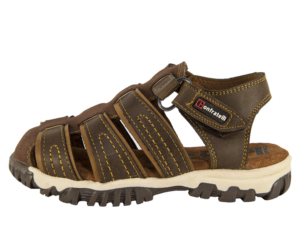 Sandalias color marrón para niño marca Confratelli con suela beige y marrón.