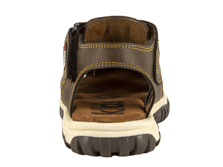 Sandalias color marrón para niño marca Confratelli con suela beige y marrón.