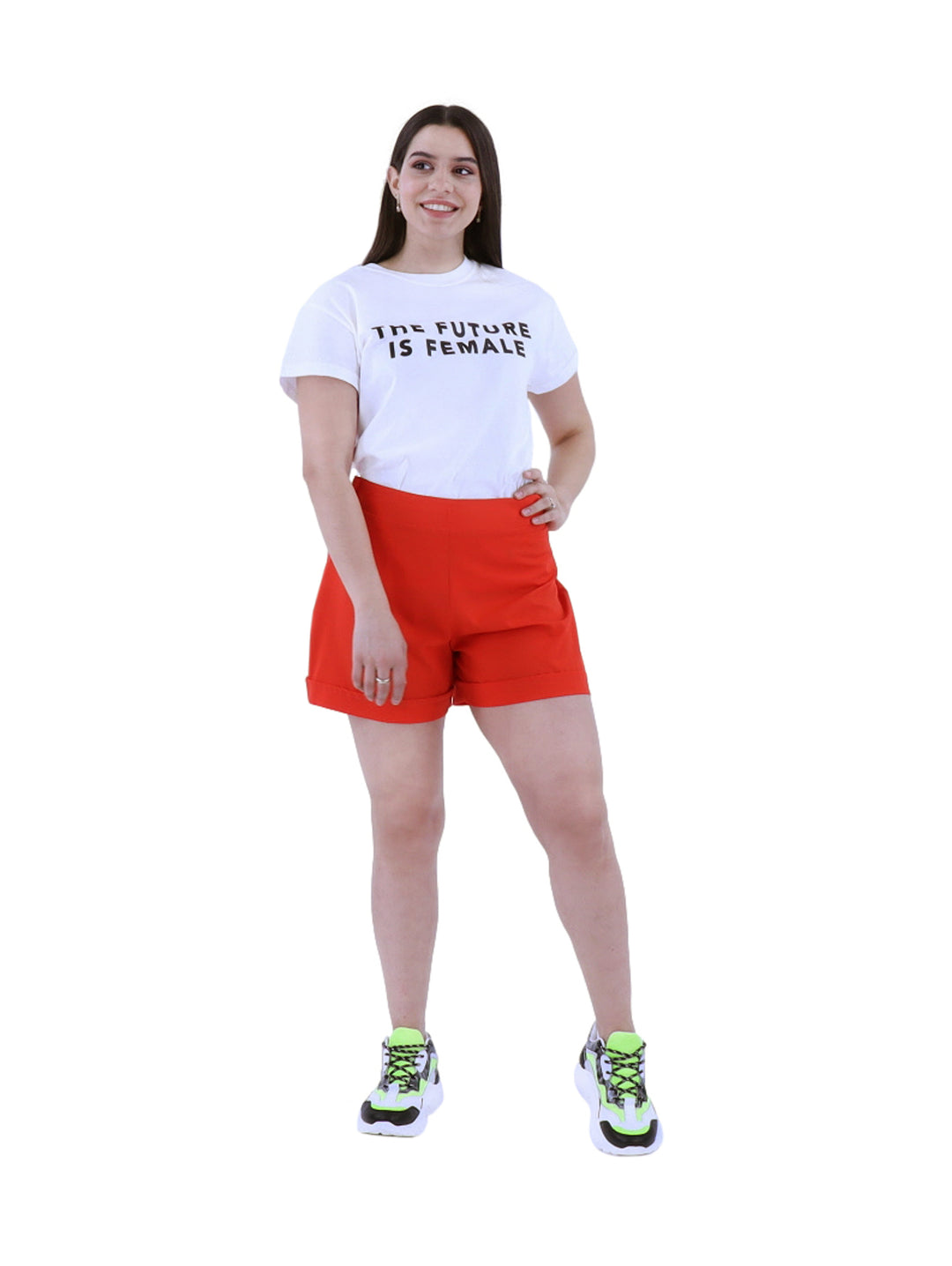 Mujer vistiendo short rojo de cintura alta con tenis deportivos sobre fondo blanco.