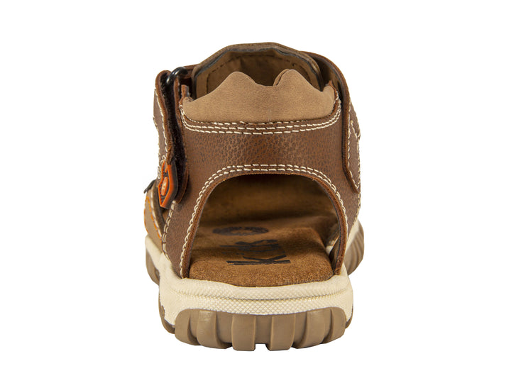 Sandalia para niño color cognac con correas ajustables y suela beige.