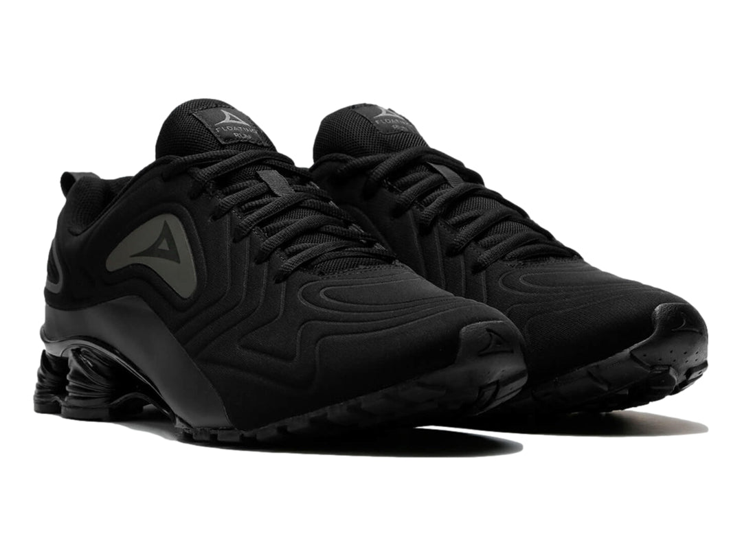 Par de tenis deportivos color negro con diseño moderno y suela amortiguada.