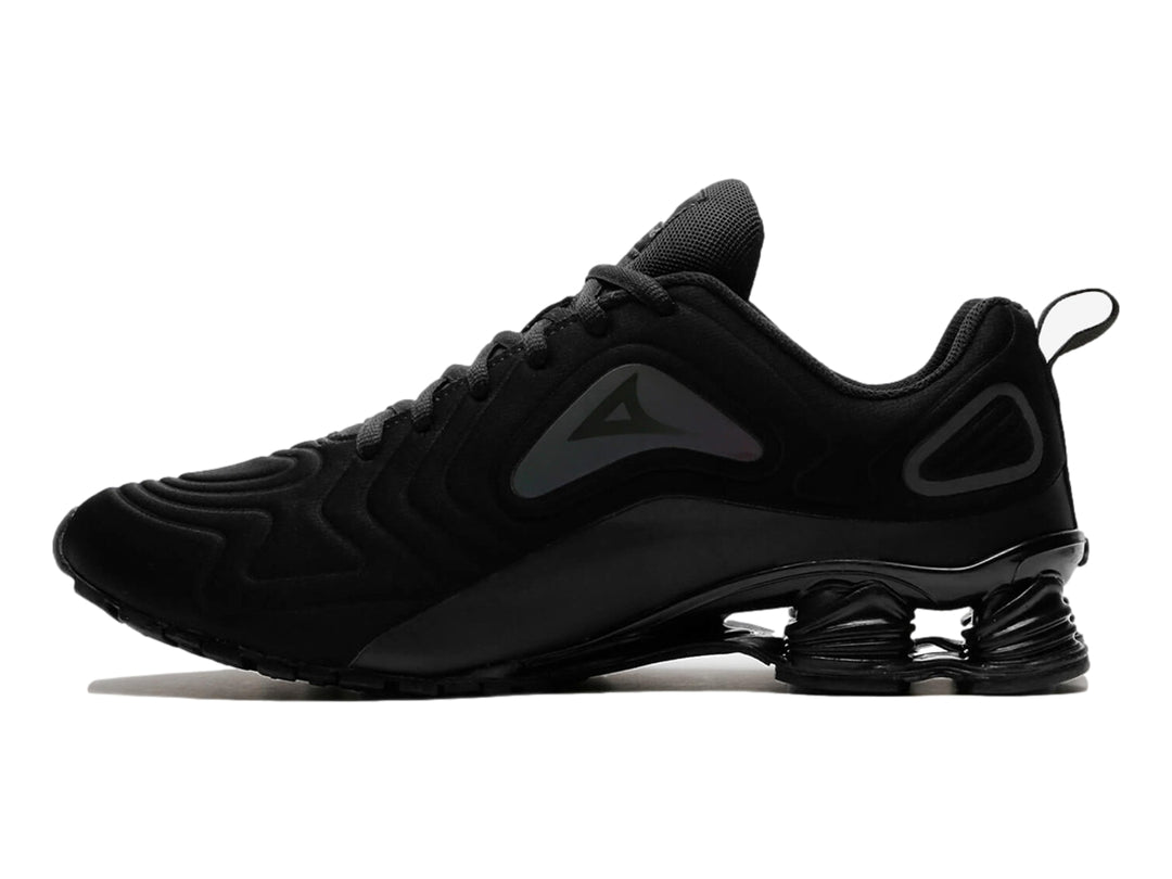 Par de tenis deportivos color negro con diseño moderno y suela amortiguada.