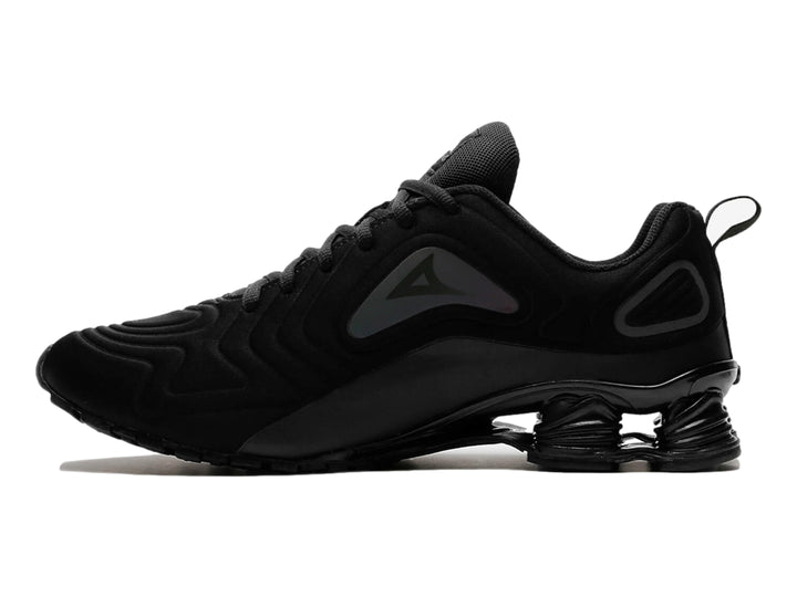 Par de tenis deportivos color negro con diseño moderno y suela amortiguada.