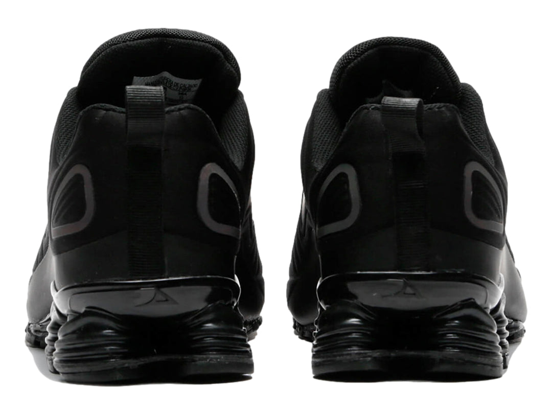 Par de tenis deportivos color negro con diseño moderno y suela amortiguada.