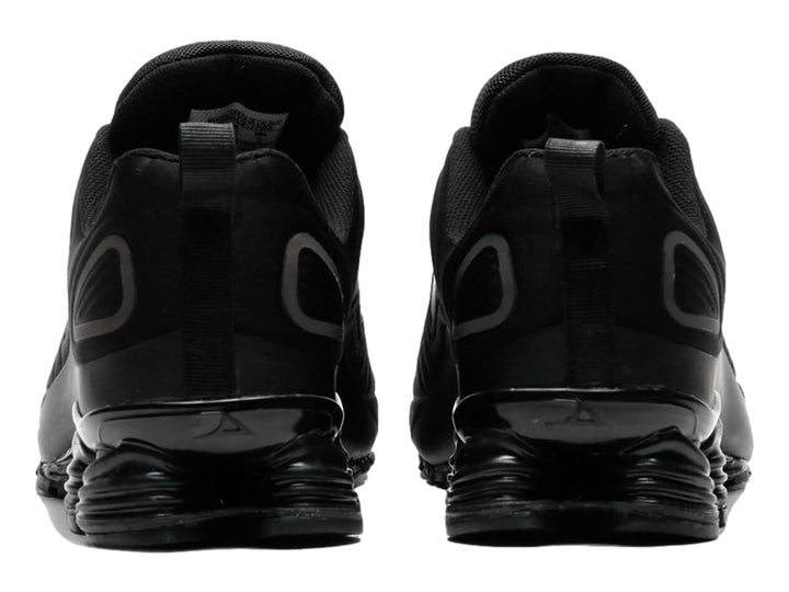 Par de tenis deportivos color negro con diseño moderno y suela amortiguada.