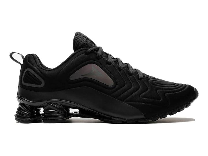 Par de tenis deportivos color negro con diseño moderno y suela amortiguada.