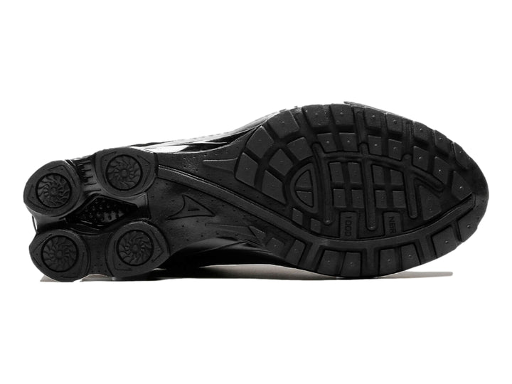 Par de tenis deportivos color negro con diseño moderno y suela amortiguada.