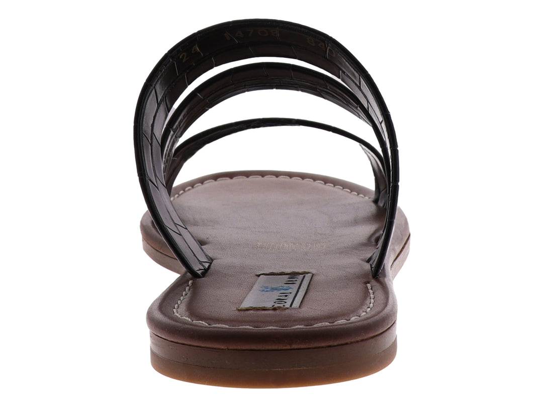 Sandalias negras para mujer con tres tiras anchas y suela plana en color marrón oscuro.