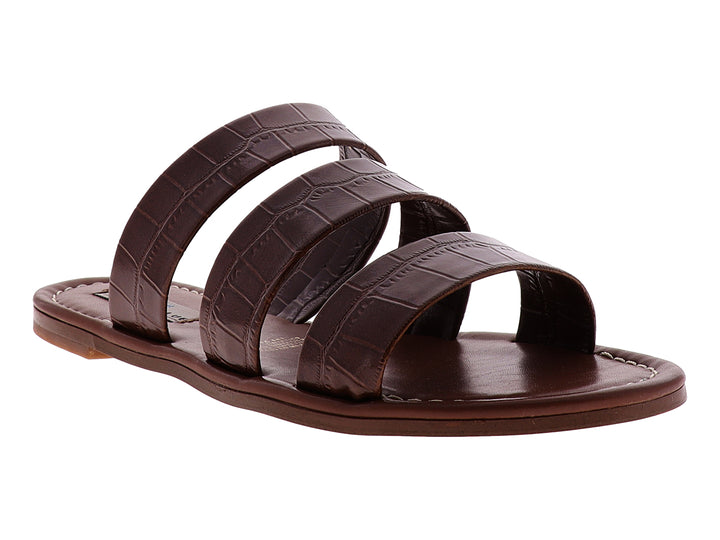Sandalias color brandy para mujer con tres tiras anchas y textura de piel de cocodrilo.