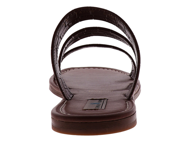 Sandalias color brandy para mujer con tres tiras anchas y textura de piel de cocodrilo.