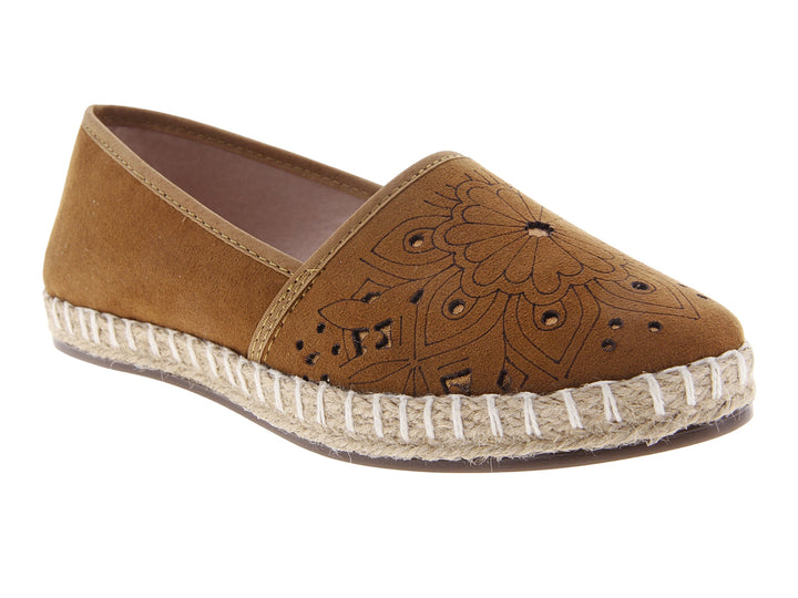 Alpargata casual color ladrillo con detalles calados florales y suela de cuerda blanca.