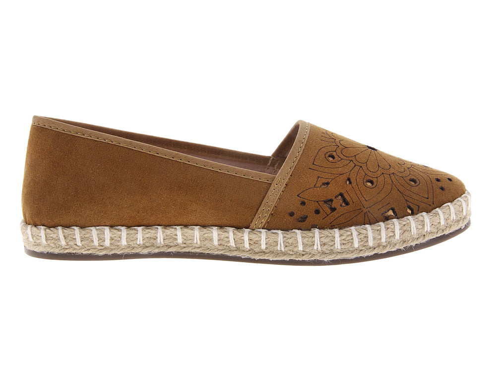 Alpargata casual color ladrillo con detalles calados florales y suela de cuerda blanca.