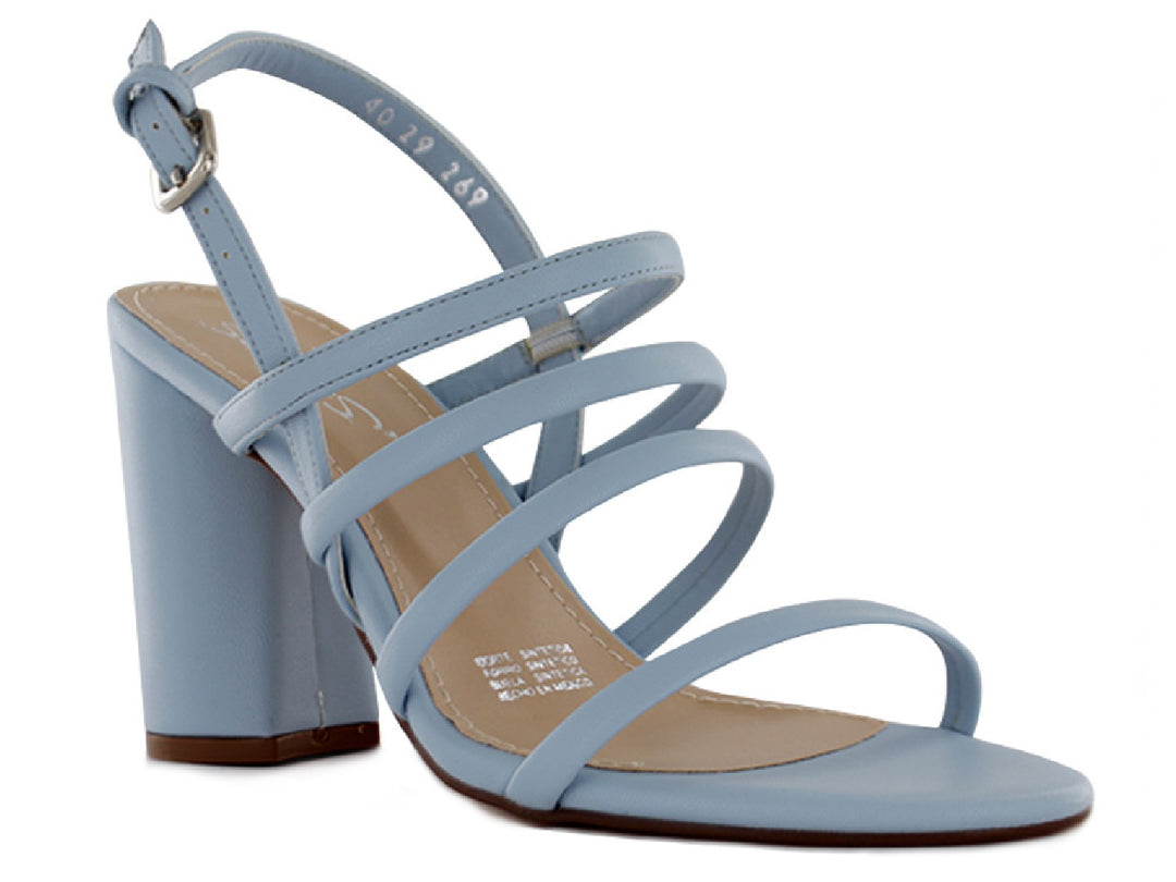 Sandalia casual de tacón alto color azul cielo con tiras cruzadas y hebilla ajustable.