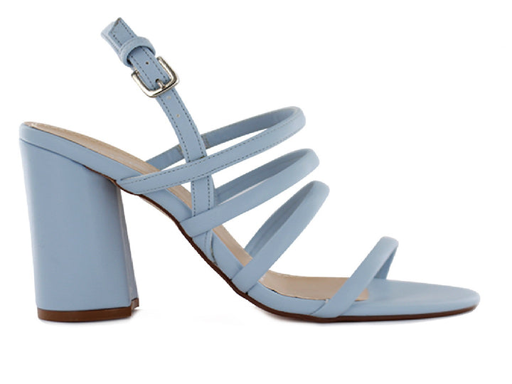 Sandalia casual de tacón alto color azul cielo con tiras cruzadas y hebilla ajustable.