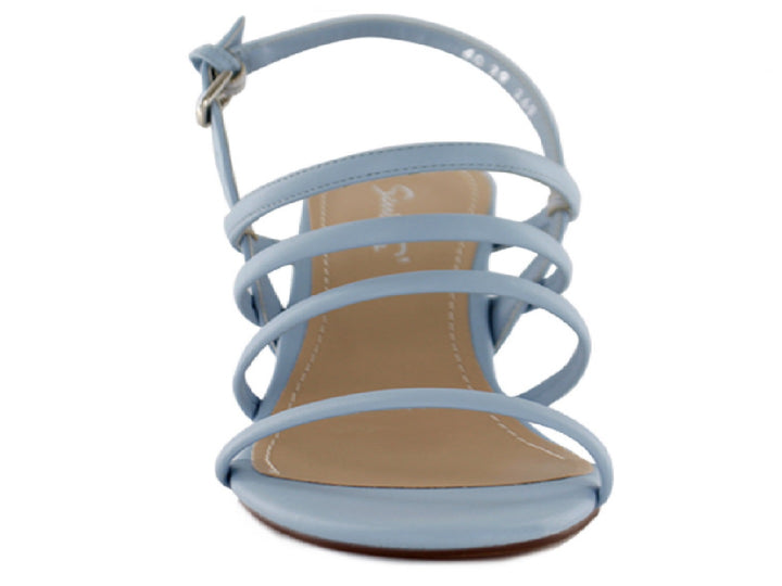 Sandalia casual de tacón alto color azul cielo con tiras cruzadas y hebilla ajustable.