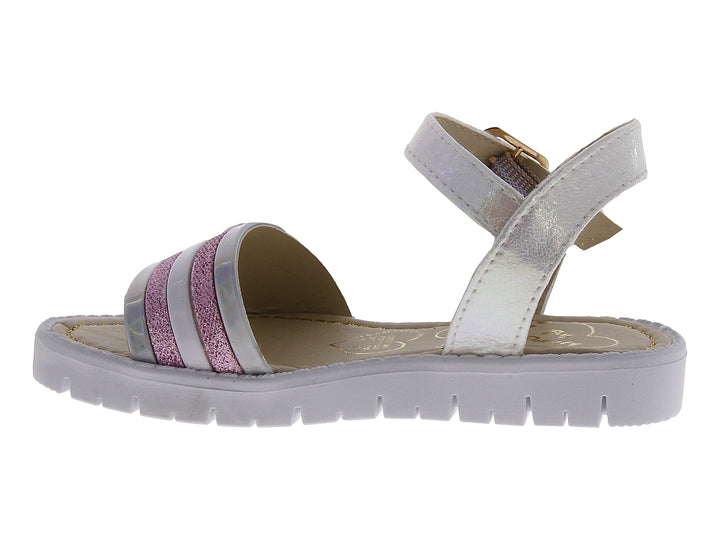 Sandalias blancas para niña con tiras brillantes en rosa y hebilla dorada.
