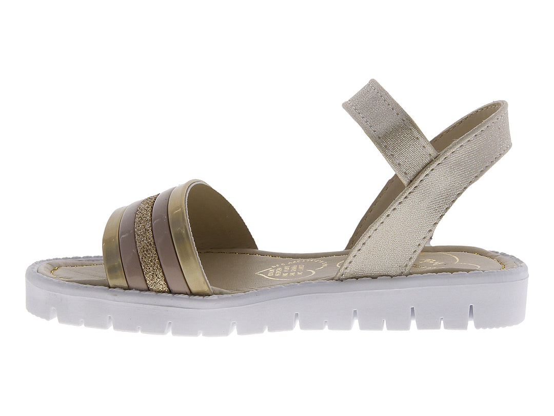Sandalias doradas para niña con detalles brillantes y suela blanca.