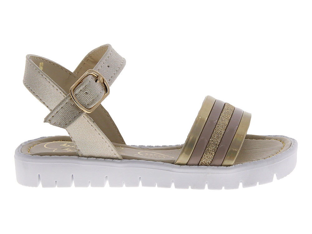 Sandalias doradas para niña con suela blanca y correa ajustable con hebilla.