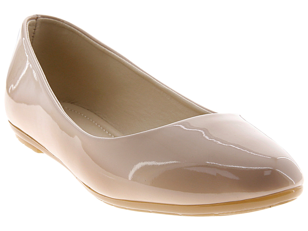 Zapato tipo balerina color beige con acabado brillante de charol.
