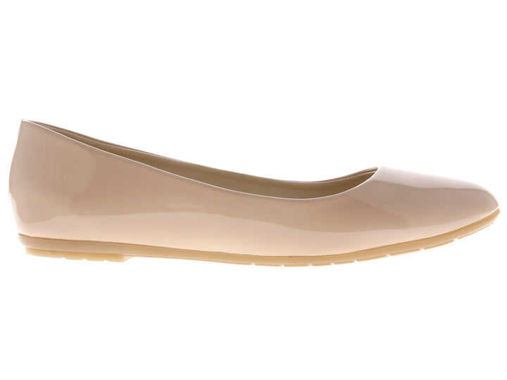 Zapato tipo balerina color beige con acabado brillante de charol.