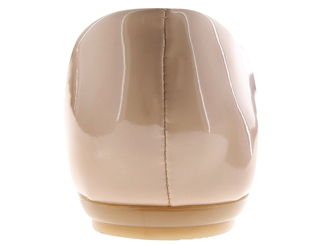 Zapato tipo balerina color beige con acabado brillante de charol.