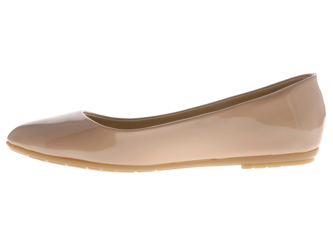 Zapato tipo balerina color beige con acabado brillante de charol.