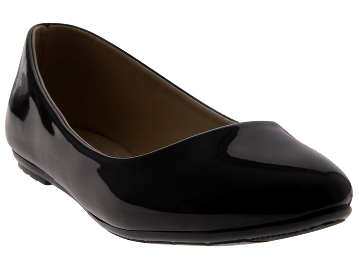 Zapato tipo balerina de color negro con acabado en charol brillante.