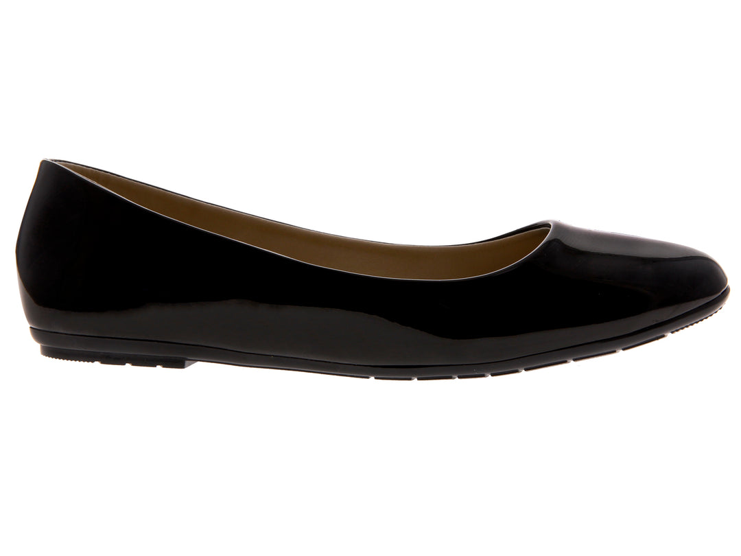 Zapato tipo balerina de color negro con acabado en charol brillante.