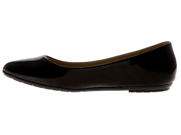 Zapato tipo balerina de color negro con acabado en charol brillante.